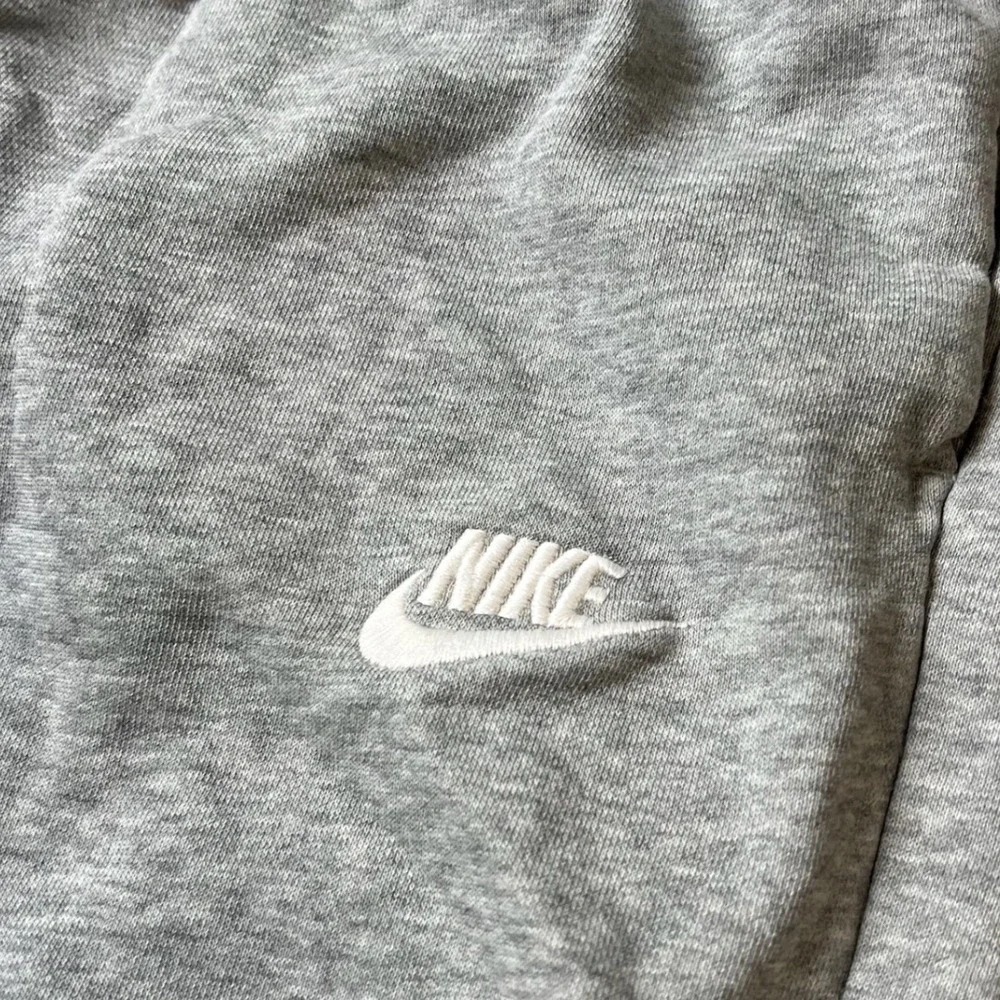 Nike Sweatpants Mens Medium Gray Club Fleece Joggers Embroidered Logo Sportswear
